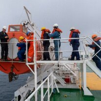 IMG_0286 07/08/2018 - Une embarquation de secours sur babord, idem sur tribord, chacune capable d'embarquer 42 personnes. Final phase - getting into the port side life...
